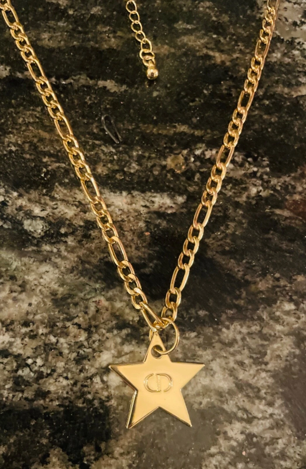 Superbe chaîne Figaro standard logo CD Dior Star emblématique