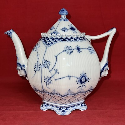 Royal Copenhagen Teekanne Nr. 1119 Dekor: Musselmalet Vollspitze, 1. Wahl