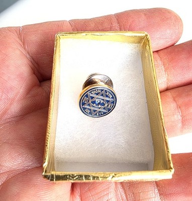 14 K SHOM RIM PD NY SOC ETY PIN VINTAGE EXCELLEN CONDITION WIHT A BLUE STONE