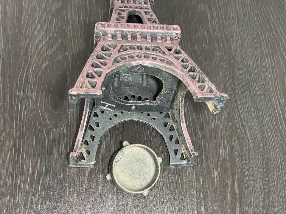 Candelabro de hierro fundido Torre Eiffel de París - Antiguo candelabro de metal marrón votivo Foto 2 de 4