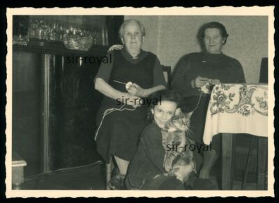 Girl Cuddling With Cat While Two Grandmas Crochet Crafts - Photo 10x7cm