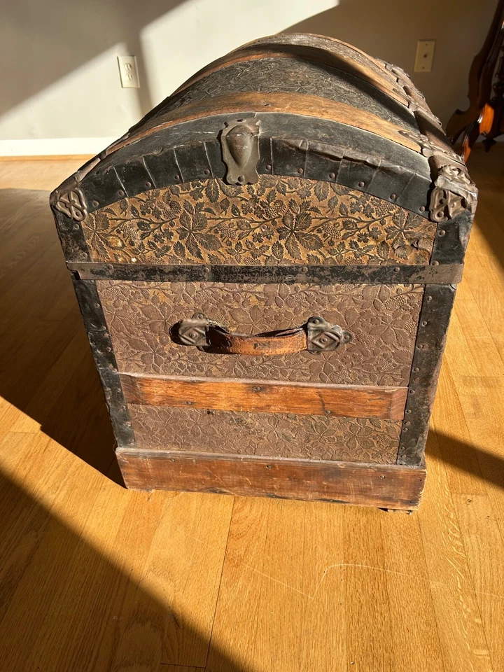 Antiguo baúl de vapor con cúpula en relieve cofre de cedro Foto 3 de 4