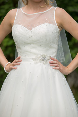 Brautkleid Sincerity, Gr 36 mit Reifrock, Tüllbolero, Brauttasche