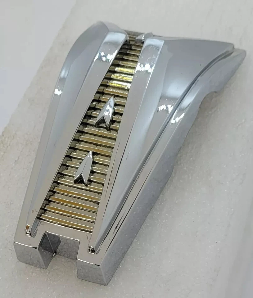 Dodge Dart Seneca Pioneer Phoenix 1960 capó adorno medallón 2196421 nuevo en stock Foto 3 de 4