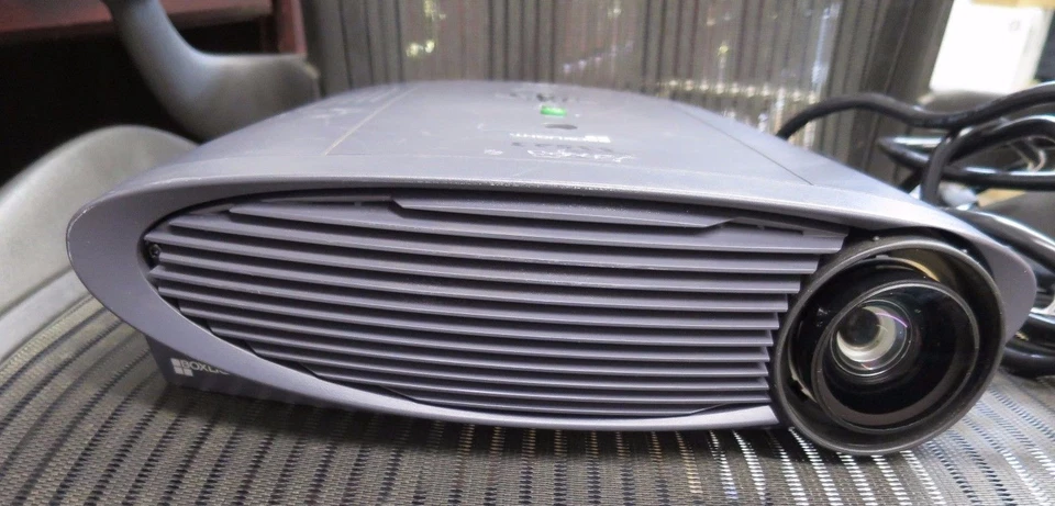 BOXLIGHT MODEL CD-600m Projector LAMP & POWER CORD + CARRY CASE 1342hrs - Image 2 of 4