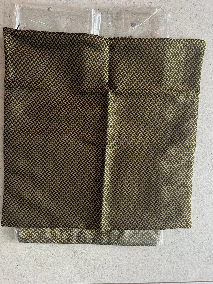 G1N con etiquetas DOS TRASTES Lux Jackson Cojín Funda Almohada 20 X 20 Negro Dorado Foto 3 de 4