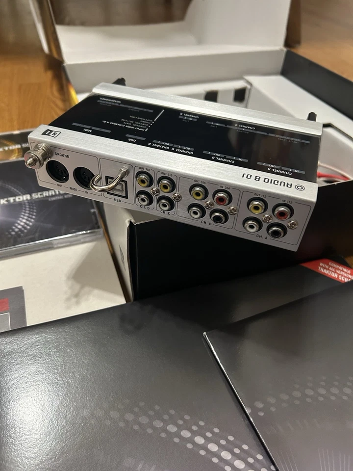 Native Instruments TRAKTOR SCRATCH PRO Audio8 DJ Complete w/Box 2x Control Vinyl - Image 4 of 4