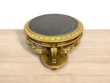Une table ronde style Louis XV en bois hêtre doré sculpté plateau en marbre noir