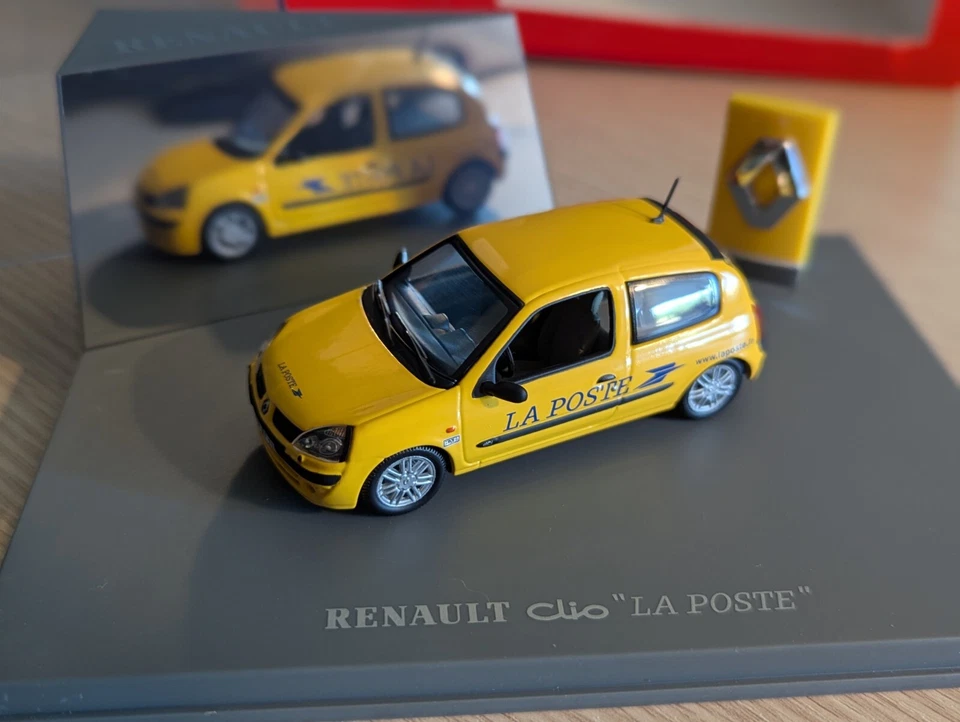 Renault Clio II "LA POSTE" Universal Hobbies 1:43 Voiture miniature - Photo 2/4
