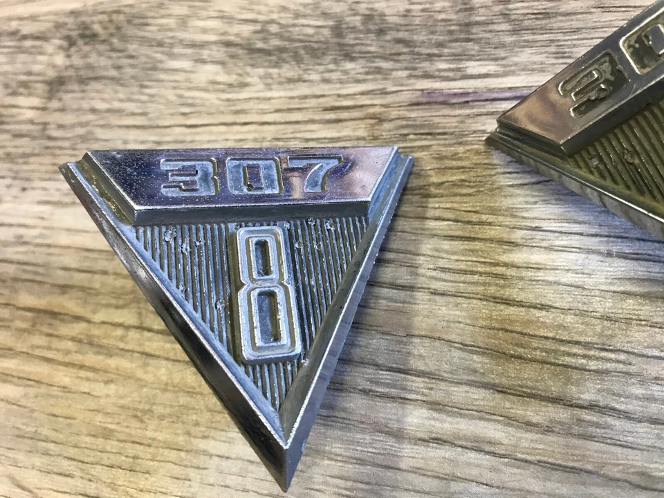 1969 PONTIAC BEAUMONT USED OEM FRONT FENDER 307 V8 EMBLEM SET Foto 3 de 4