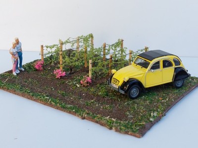 Ein Sonntag auf dem Land.  Die Citroen 2cv Gelb .  Diorama. 20 x15 Cms.  1/43