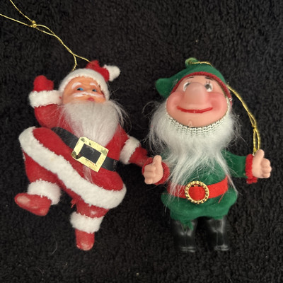 Vintage beflockter tanzender Weihnachtsmann und Elfe Christbaumschmuck 4'' hoch