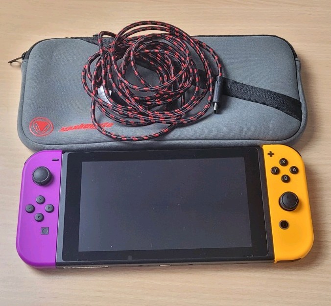 Nintendo Switch Konsole + Tasche und Kabel | SEHR GUTER ZUSTAND ✅