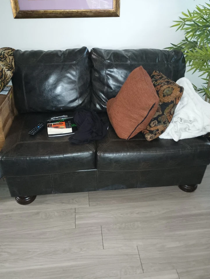 Leather sectional sofa used, rich dark brown/green mix. Great condition. Huge - Image 2 of 2