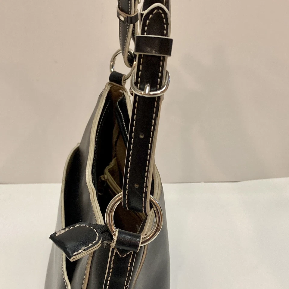 Women’s BASS Black W/ White Trim Purse Leather Shoulder Bag  - Imagem 4 de 4