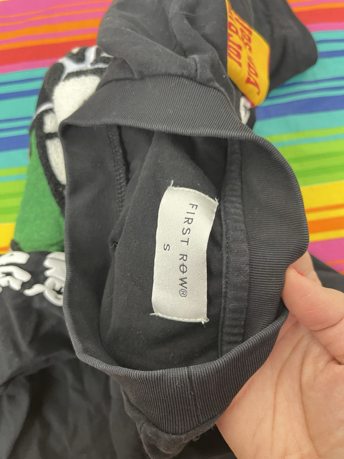 T shirt prima fila taglia S nera maglietta manica corta grafica multicolore H47