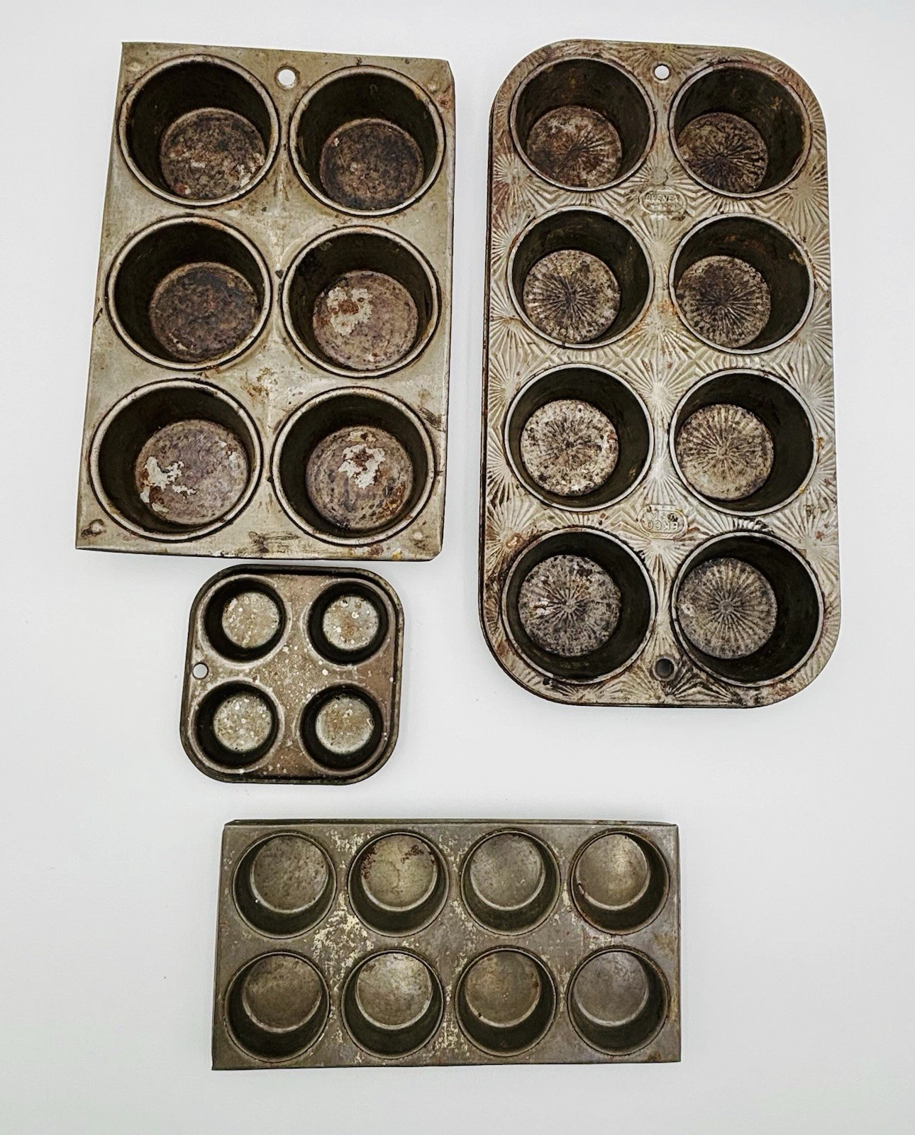 Vintage Lot Of 4 Primitive Muffin Tins Including Ekco Ovenex N-80-8 Starburst
Opens in a new window 