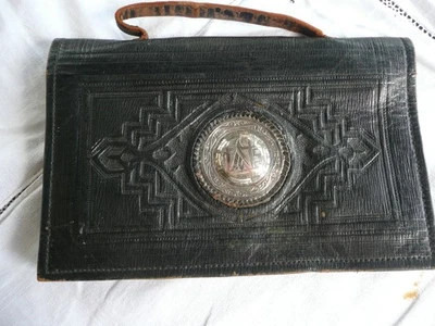sac à main ancien vintage en cuir noir des années 1930 et médaillon argent - Photo 1/4