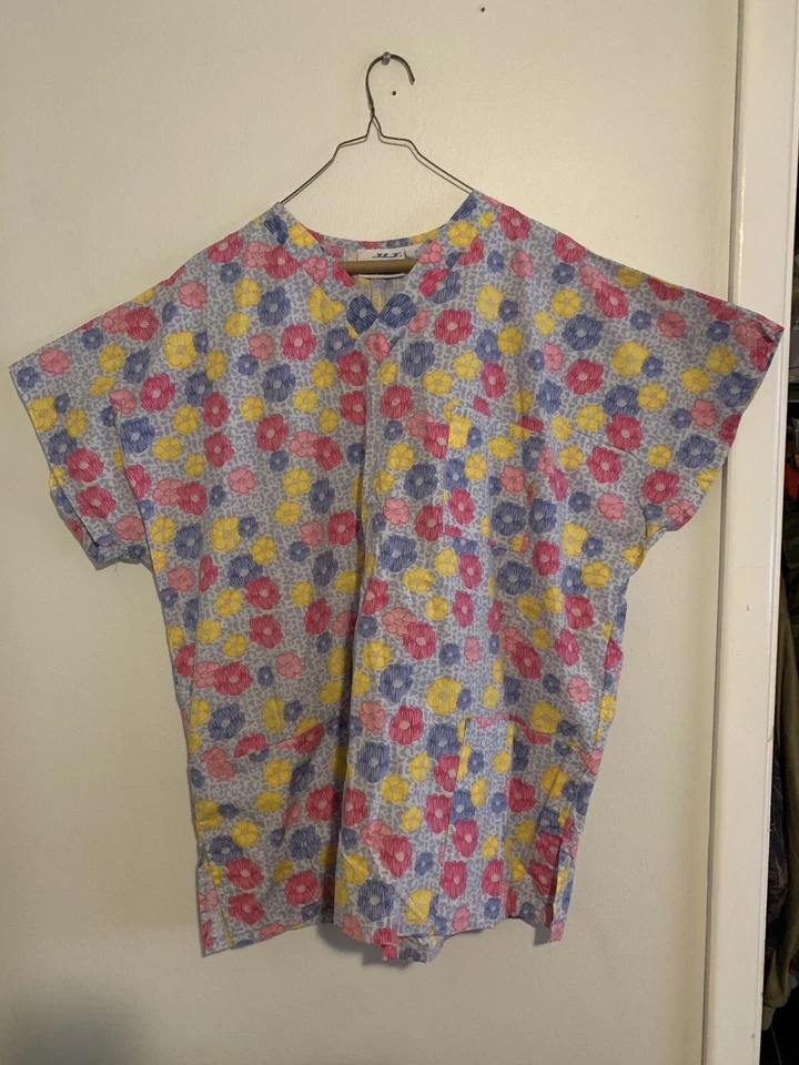 WOMENS J.I.J. SCRUBS FLORAL & LEOPARD PRINT SCRUBS TOP  SIZE 2X - Image 2 of 4