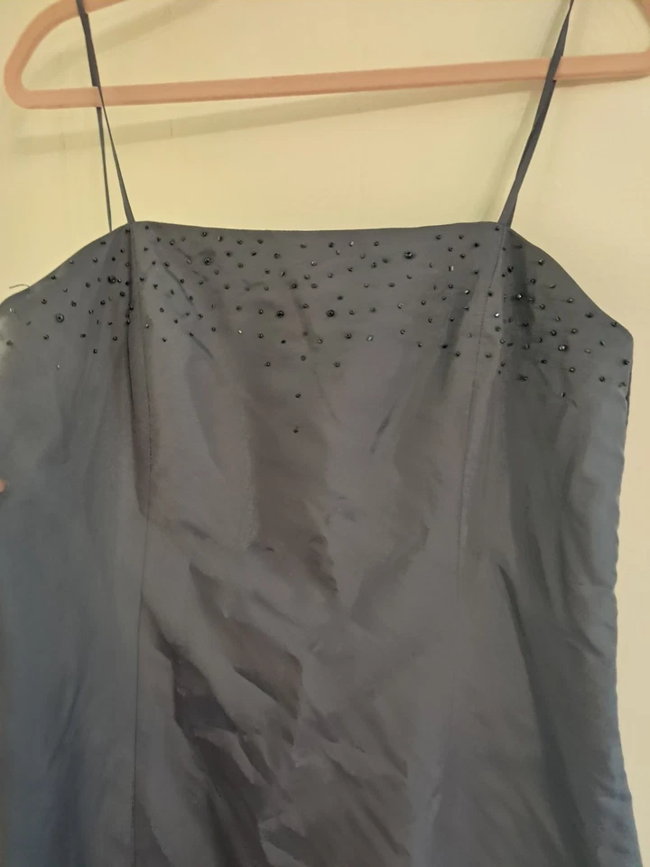 Muy Bonito Vestido de Noche Satinado con Correa de Espagueti con Detalle de Cuentas Ambiente de Dinero Antiguo Foto 4 de 4