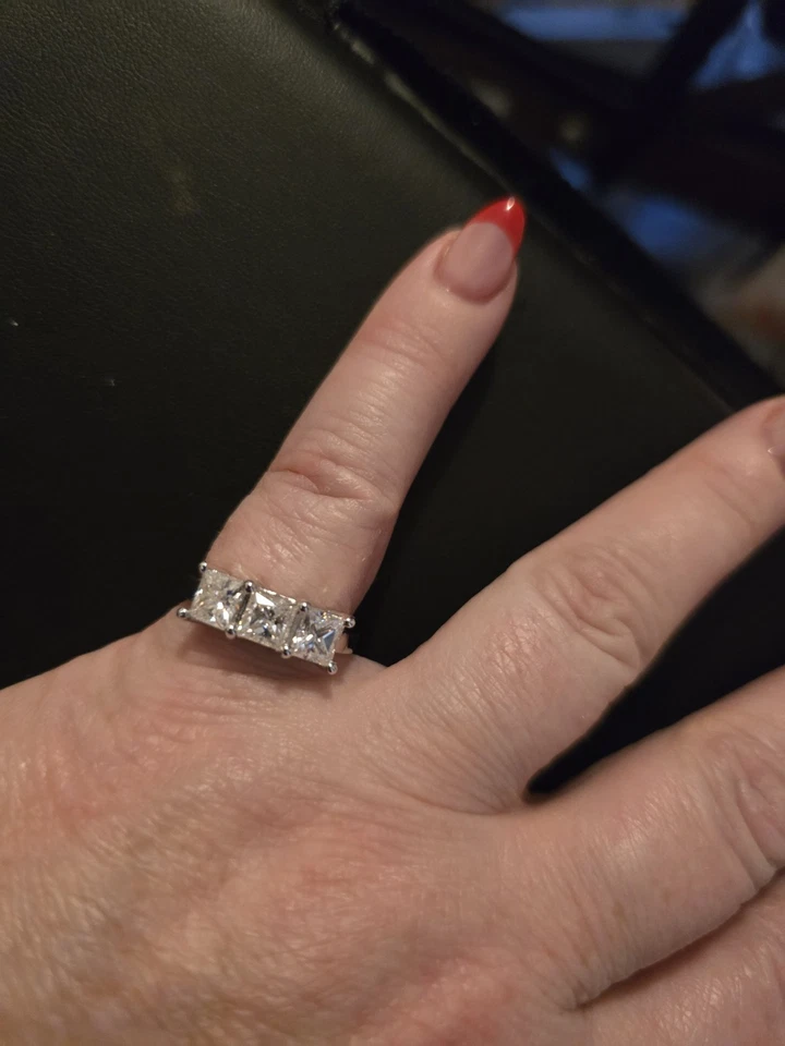 Anillo de compromiso de plata de diamantes moissanita princesa blanca casi 3 piedras 3,15 quilates Vvs-cerca Foto 2 de 4