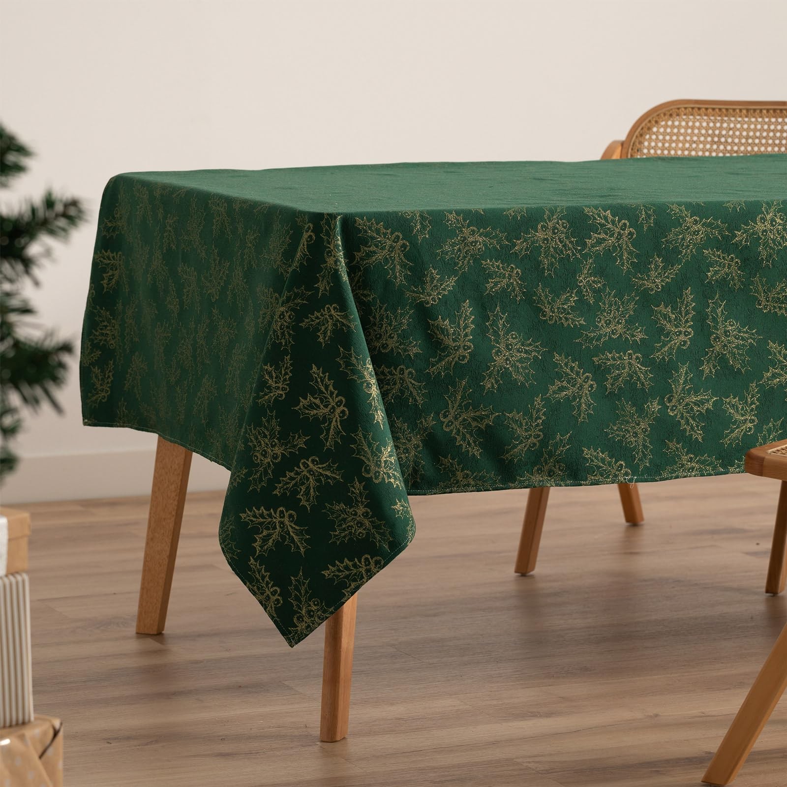 Nappe de Noël jacquard aux fils dorés 140x140 cm pour habiller votre table carrée de fête