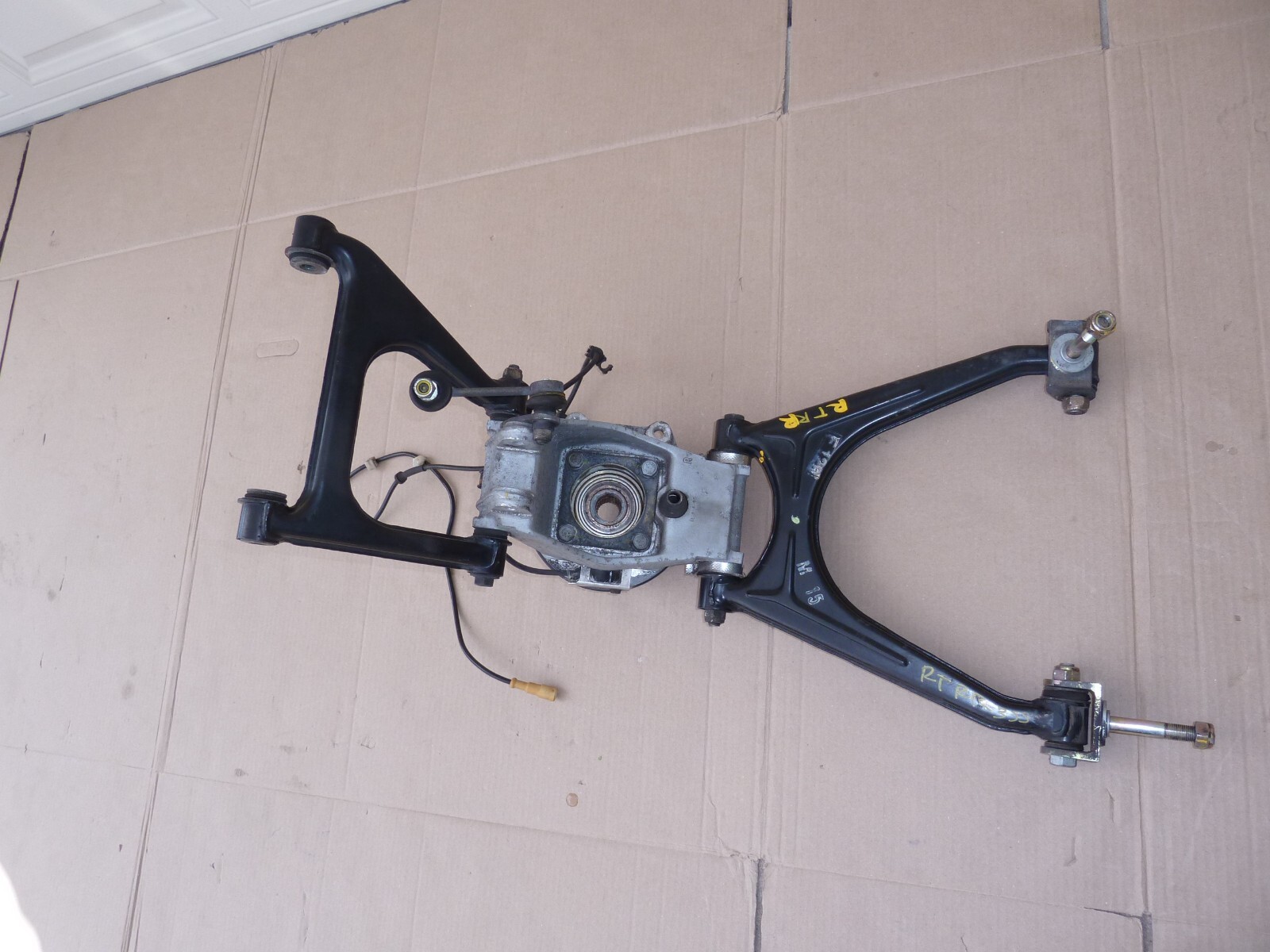 FERRARI 355 RIGHT REAR SUSPENSION KNEE ARMS SPINDLE KNOKLE F355 F129