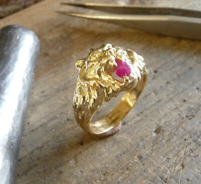 Bague or KT tête de lion Nargal avec rubis dans la gueule
