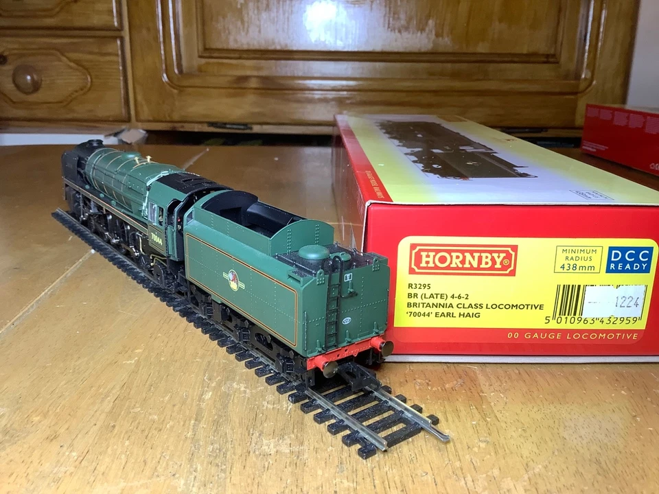Hornby R3295 BR 4-6-2  Britannia Class Loco 70044 Earl Haig - Image 4 of 4