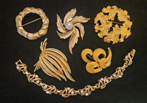 Vintage Crown Trifari Jewelry Lot Brooch & Bracelet Gold Tone MINT CONDITION