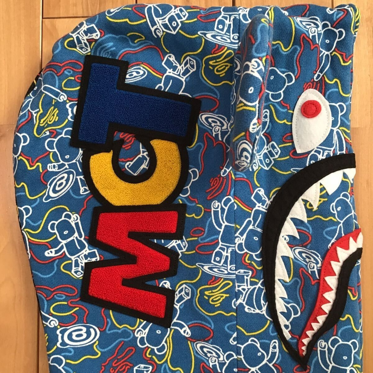 BAPE × medicom toy BE@R Shark full zip hoodie camo BEAR A BAPE × medicom toy BE@R Shark full zip hoodie camo BEAR A