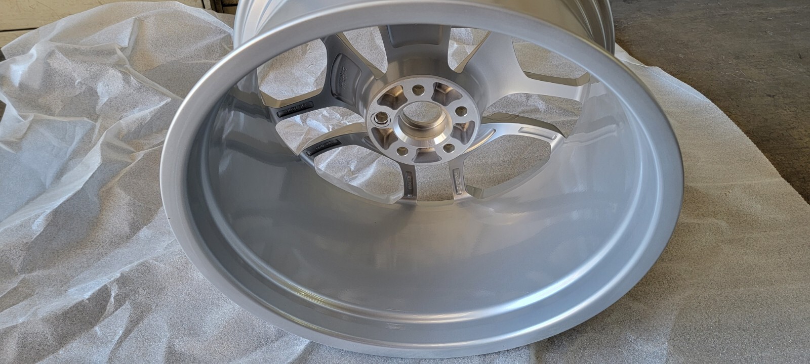LAMBORGHINI HURACAN REAR GIANO WHEEL SHINY SILVER BRAND NEW OEM 4T0601017A RIM
