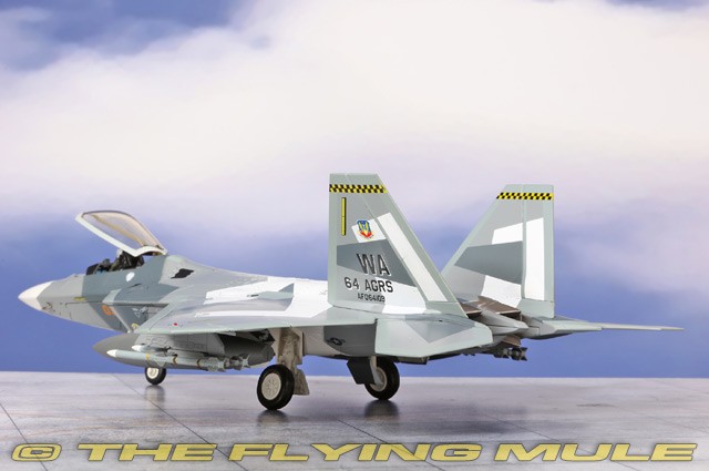 Hobby Master 1:72 F-22A Raptor USAF 57th WG, 64th AGRS Red 09