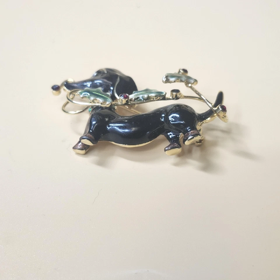 Broche prendedor perro Dachshund de vacaciones tono dorado esmalte acebo rojo estrás acento Gi Foto 2 de 4