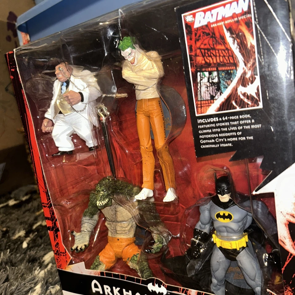 Juego de figuras de cocodrilo asesino pingüino Batman Joker Asylum DC Direct Arkham Asylum 2009 con libro Foto 2 de 4