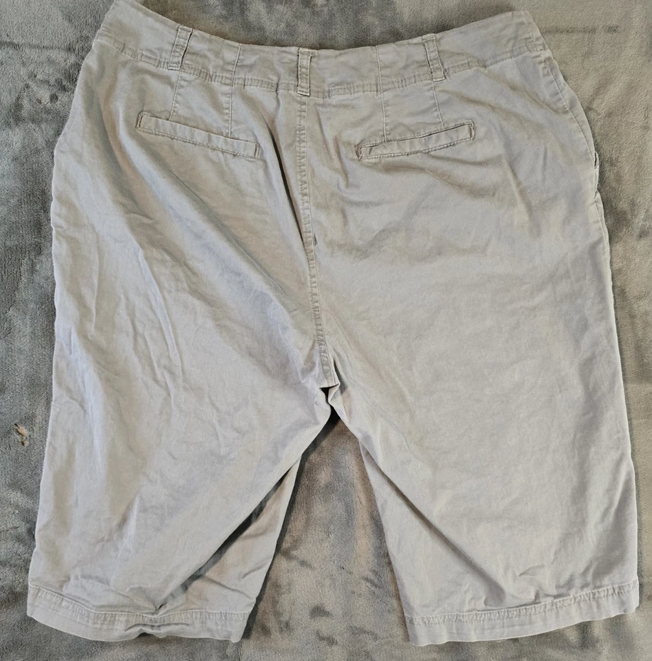 Avenue Signature Chino Shorts Womens Sz 16 Stone Washed Olive Green Soft Casual - Image 2 of 4