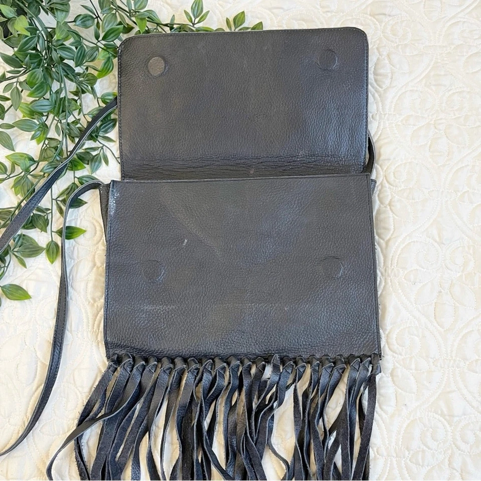 Bandolera Cleobella de cuero con flecos de leopardo Foto 2 de 4