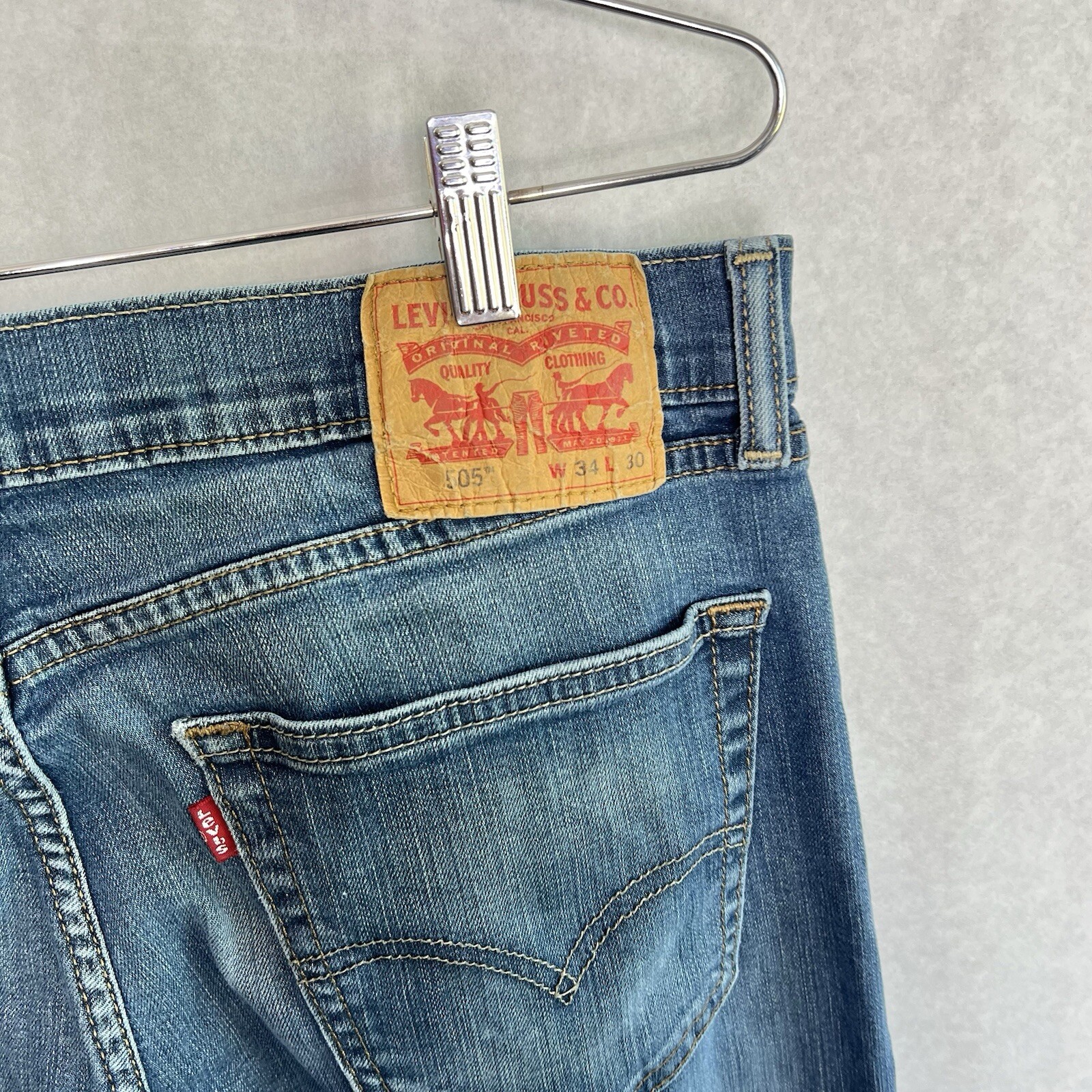 Levis 505 Jeans Mens 34x30 Blue Medium Wash Regular Fit Straight Leg thumbnail 6