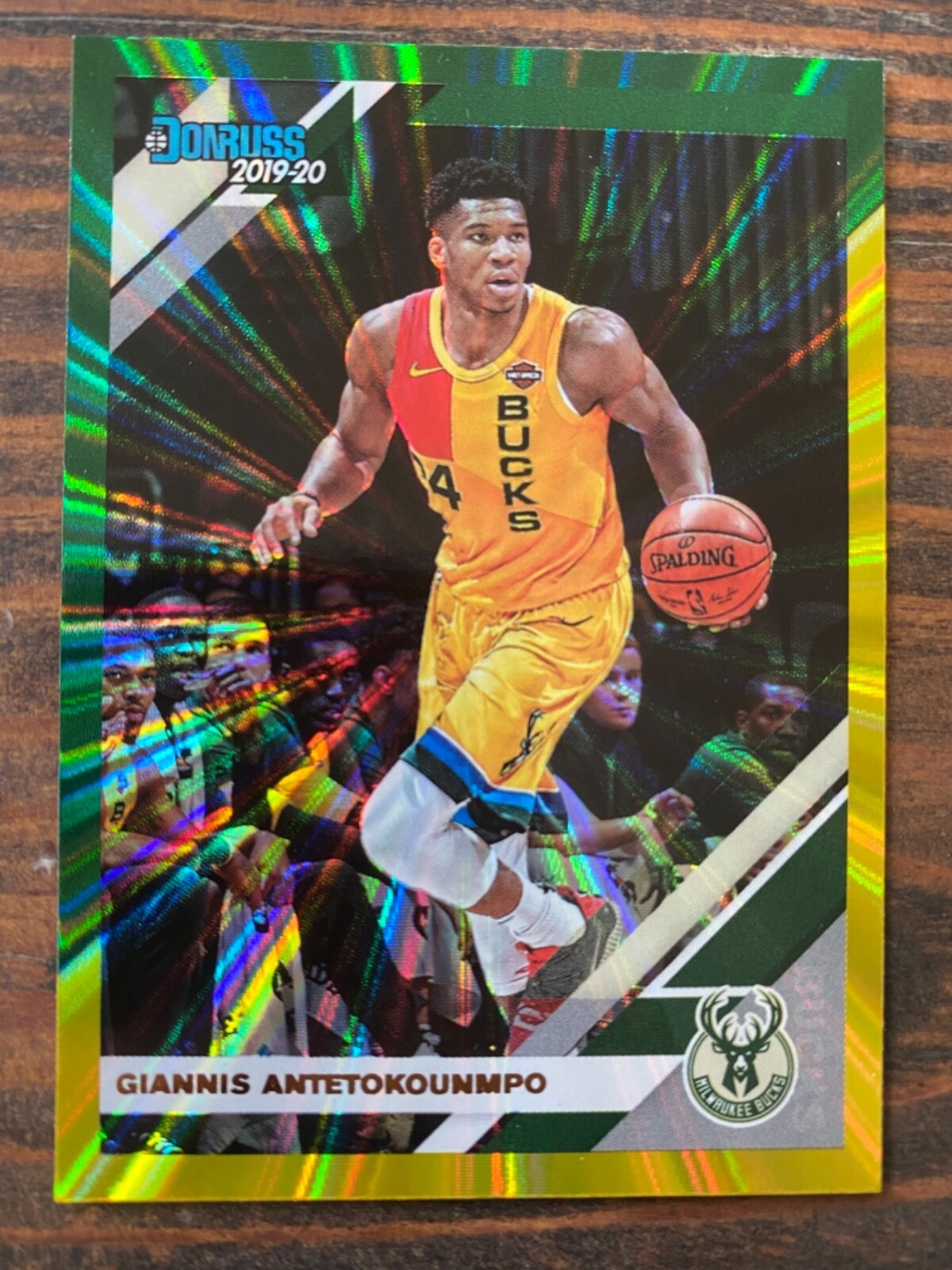 2019-20 Panini Donruss Holo Green and Yellow Laser Giannis Antetokounmpo #113