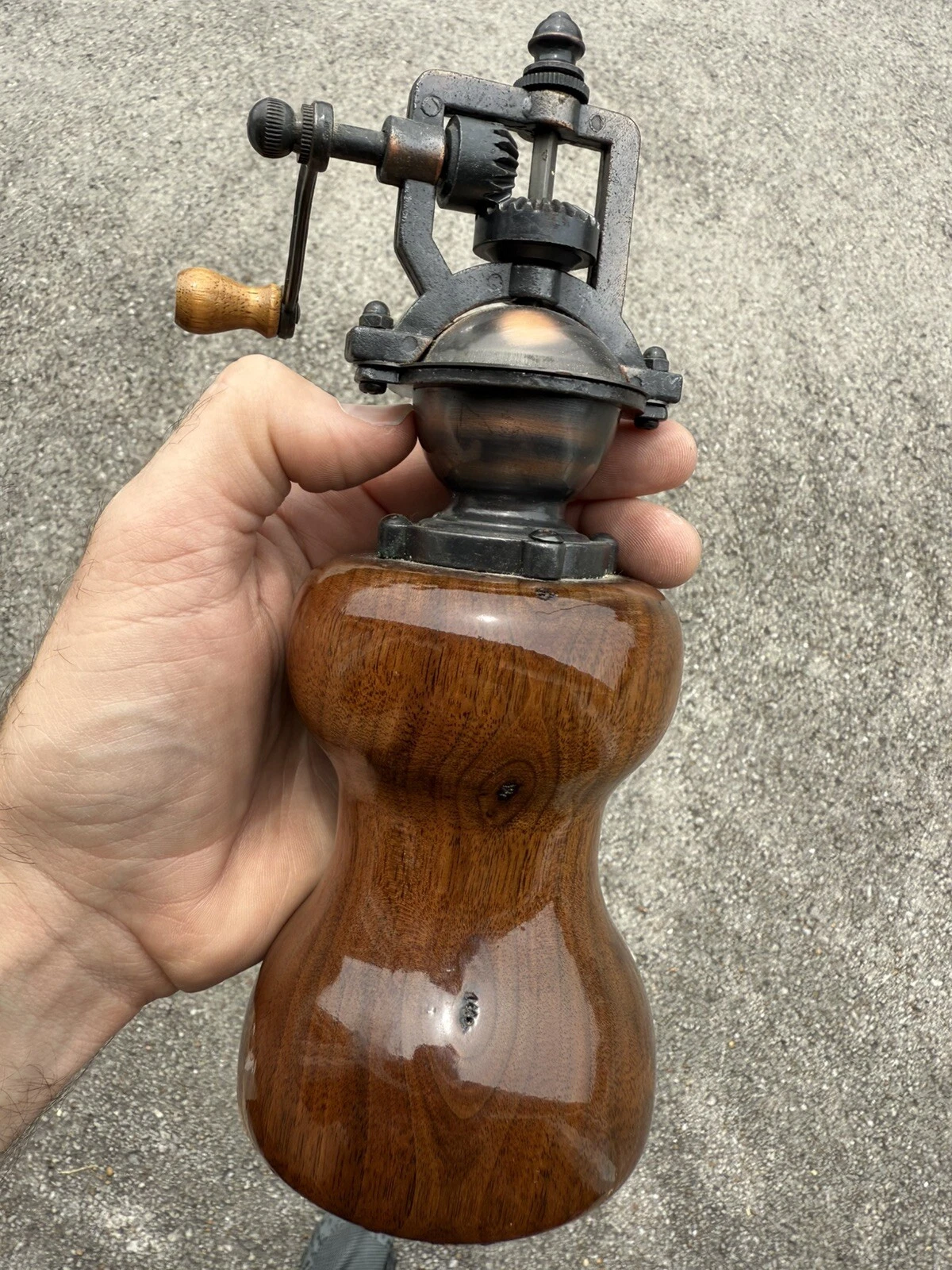 VINTAGE PEPPER/SPICE HAND CRANK MILL GRINDER