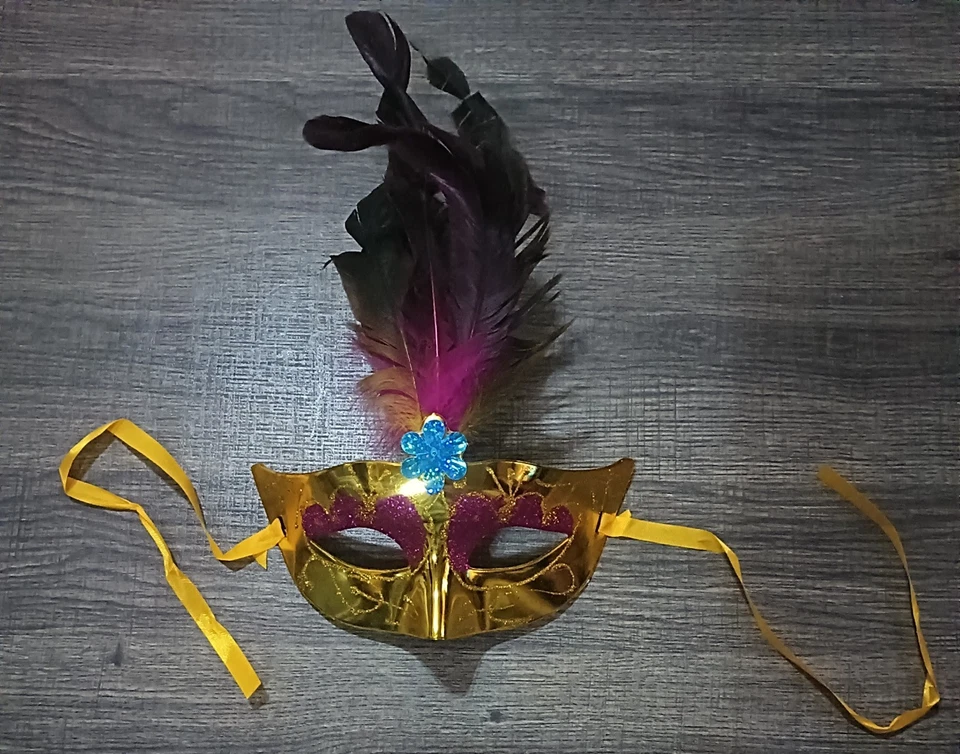 Máscara de Mascarada Mardi Gras Oro y Rosa Brillo Máscara de Ojos con Plumas Foto 3 de 3
