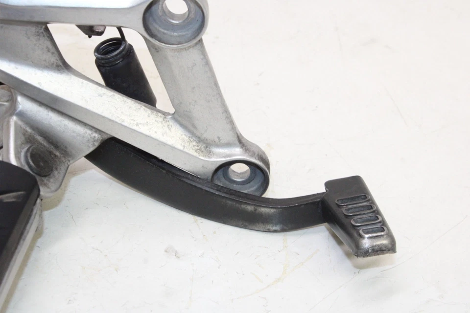 15-22 HONDA CBR300R OEM JUEGO TRASERO DERECHO CONDUCTOR REPOSAPIÉS TOPE CON PEDAL DE FRENO Foto 2 de 4