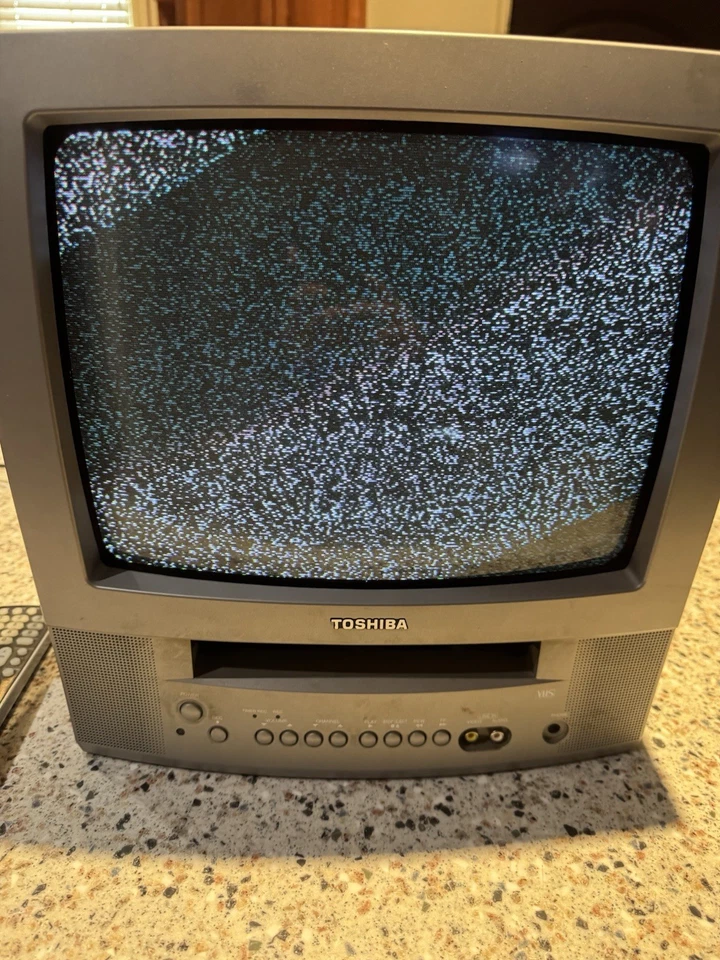 TOSHIBA MV13N3 13" TV/VCR COMBO TESTED! Tv Works VCR Does Not. With Remote - Image 2 of 4