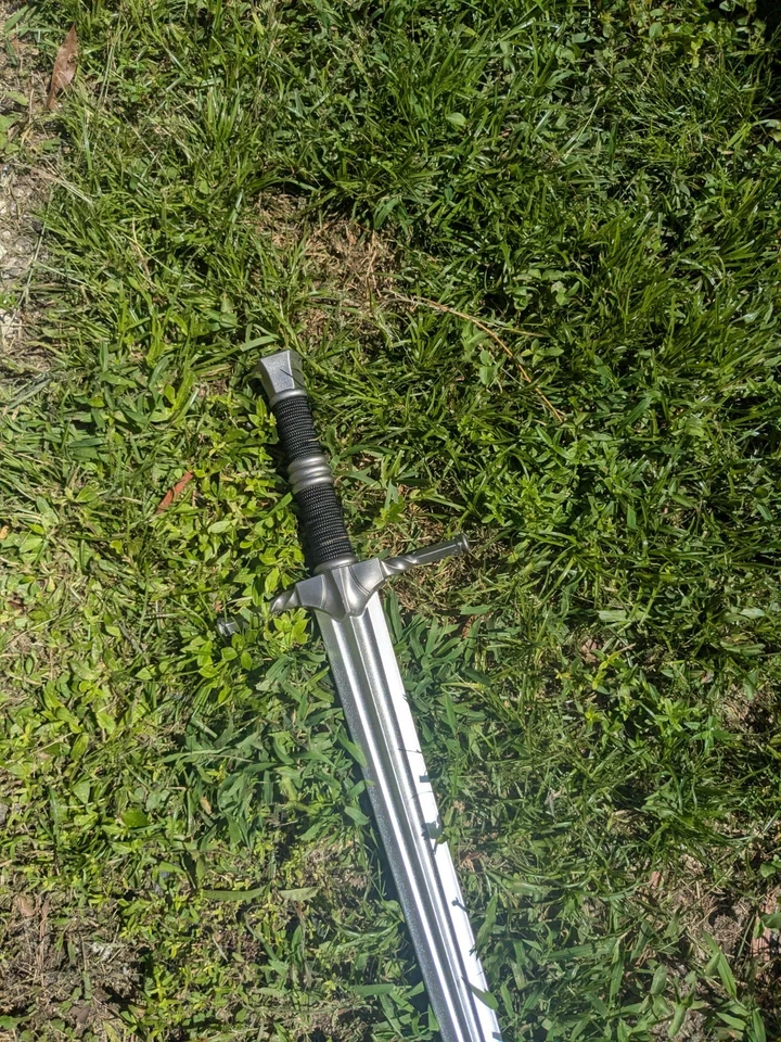 Espada corta estilo brujo de espuma de poliuretano Foto 3 de 4