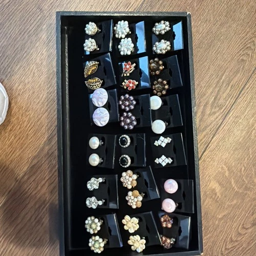 18 VINTAGE PAIRS OF CLIP-ON COSTUME JEWELRY EARRINGS