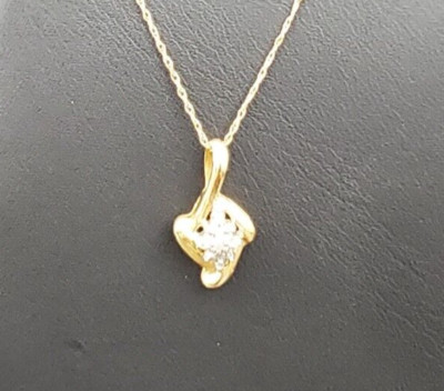 10k Yellow Gold & Diamond set in a cross hatch design estate necklace
