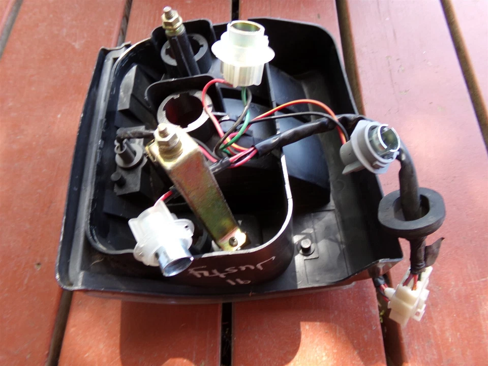 1991 Subaru Justy Tail Light RH OEM IKI 4447 1989 90 91 92 93 94 95 - Image 4 of 4