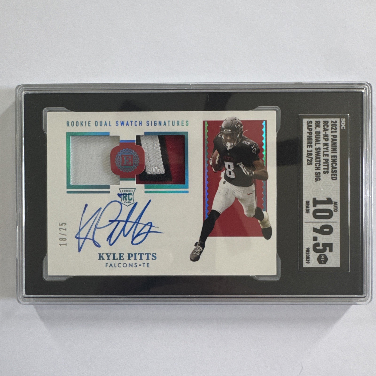 Kyle Pitts Panini Encased Rookie Dual Swatch Signatures #RCAKP Sapphire
