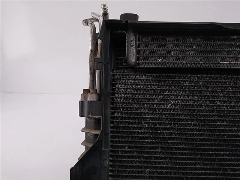 BMW 745i 750Li E65 E66 Engine Radiator Assembly With Power Steering Cooler 06-08 - Image 2 of 4