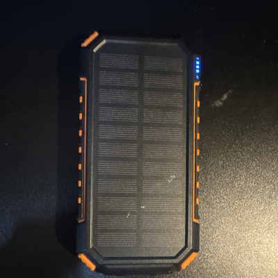 Hiluckey Solar Powerbank Qi, USB-A, USB-C, LED, Schnellladung, Schwarz/Orange
